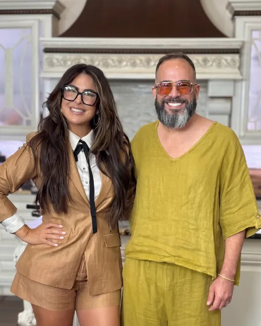 Alex Otaola — Presentador e influencer · "Hola Otaola" · Art Dental Studio