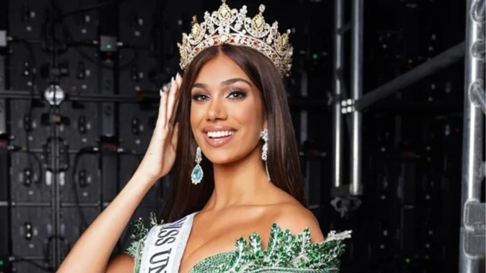 Lina Luaces — Miss Universe Cuba 2025 · Art Dental Studio
